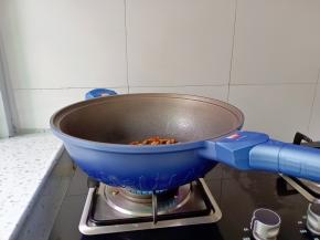 牛肉变色起锅。