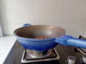 牛肉变色起锅。