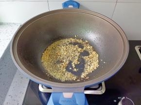 锅里放蒜蓉炒香。