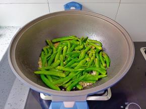 加入杭椒翻炒。