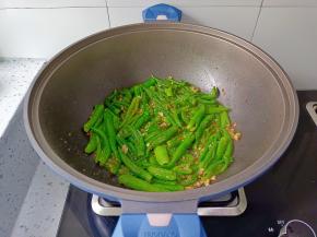 待杭椒炒至断生。