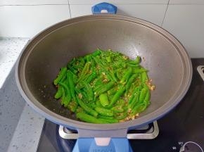待杭椒炒至断生。