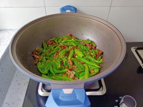 加入炒好的牛肉丝，加盐调味即可。