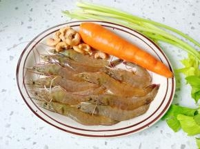 准备对虾，芹菜，胡萝卜，腰果。