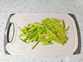 把芹菜叶子摘掉，切成寸断。