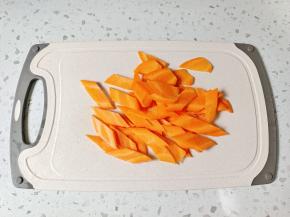 胡萝卜削皮，切成菱形块。