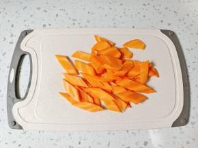 胡萝卜削皮，切成菱形块。