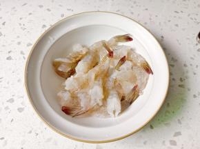对虾剥壳。
