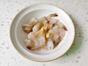 加胡椒粉抓拌均匀。