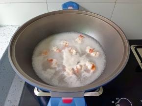 锅里水开，放入对虾焯水捞出备用。