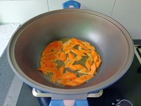 热锅热油下胡萝卜爆炒。