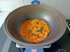 热锅热油下胡萝卜爆炒。