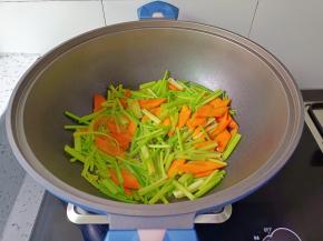 待胡萝卜炒至断生加芹菜翻炒。