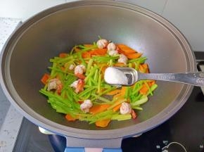 加一勺盐调味。