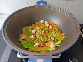 最后加腰果翻炒即可出锅。