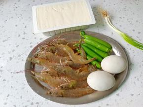 准备对虾，豌豆，豆腐，咸鸭蛋黄。
