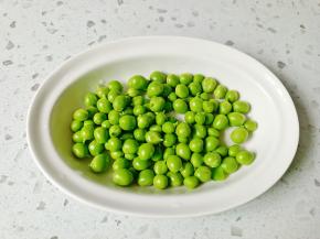 把豌豆剥壳。