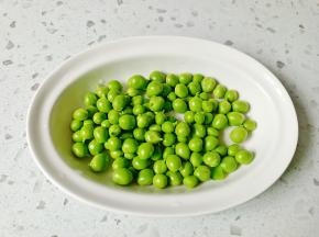 把豌豆剥壳。
