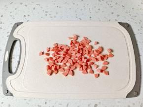火腿肠切成小丁。