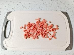 火腿肠切成小丁。