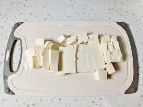 豆腐对半切开，切成小方块。