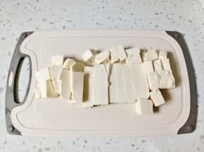 豆腐对半切开，切成小方块。