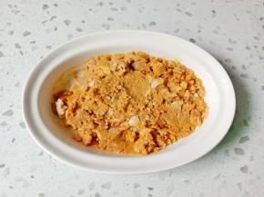 去咸鸭蛋黄，用勺子背捏碎。