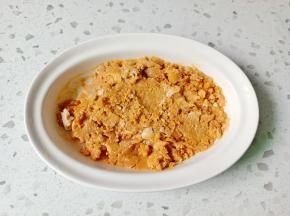 去咸鸭蛋黄，用勺子背捏碎。