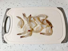 对虾剥壳，去虾线，在背部划一下。