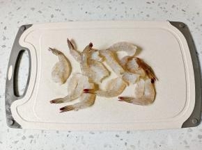 对虾剥壳，去虾线，在背部划一下。