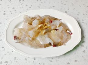 胡椒粉一勺抓板均匀腌制10分钟。