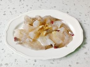 胡椒粉一勺抓板均匀腌制10分钟。