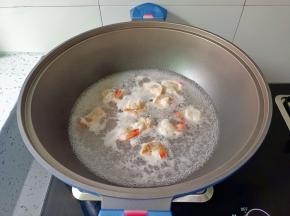 锅里水开，放入虾仁焯水捞出。