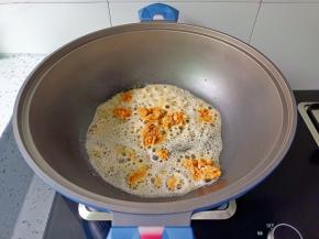 锅里倒一点油，放咸蛋黄，小火炒。