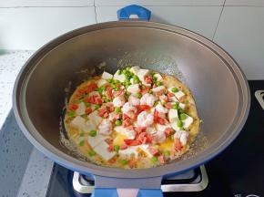 豌豆粒与火腿肠丁。