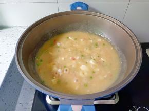 走到豌豆熟透，加盐调味，淋水淀粉勾芡即可出锅享用。