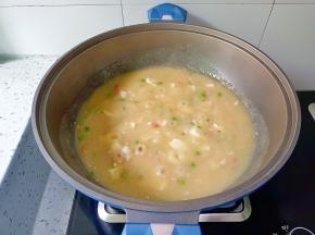 走到豌豆熟透，加盐调味，淋水淀粉勾芡即可出锅享用。