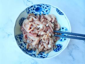 瘦肉切丝+1勺料酒十1勺生抽十1勺油十半勺白糖十1个蛋清+半勺淀粉拌匀腌制10分钟。