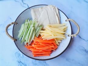 土豆、胡萝卜、黄瓜擦丝，豆皮切小张，