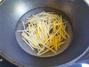 锅中烧开水，放入土豆煮熟