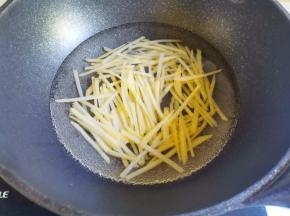 锅中烧开水，放入土豆煮熟