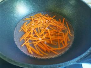 胡萝卜丝煮熟
