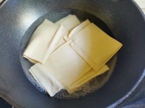 豆皮煮熟捞出
