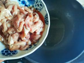 锅内起热油，倒入肉丝炒至变色，