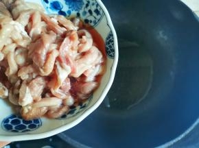 锅内起热油，倒入肉丝炒至变色，