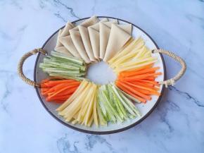 蔬菜码入盘中，