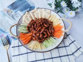 中间放入肉丝。