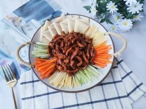 中间放入肉丝。