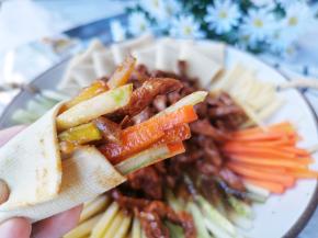 豆皮包上肉丝和所有素菜就可以吃啦！