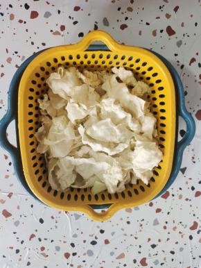 包菜撕成小块，清洗干净，控干水分备用！